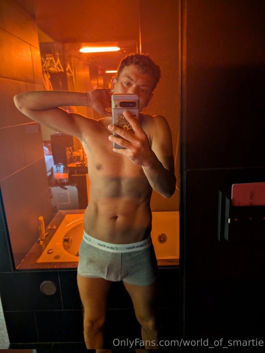 JustASmartie's tweet photo. Hab ich mich kurz hot gefühlt? Ja! Wollt ich euch das zeigen? Joah! Hatte ich einen tollen Abend gestern? Er war fantastisch! 
#redlight #mirrorselfie #stillinprogress #gaylife https://t.co/cX2rGx5q2w