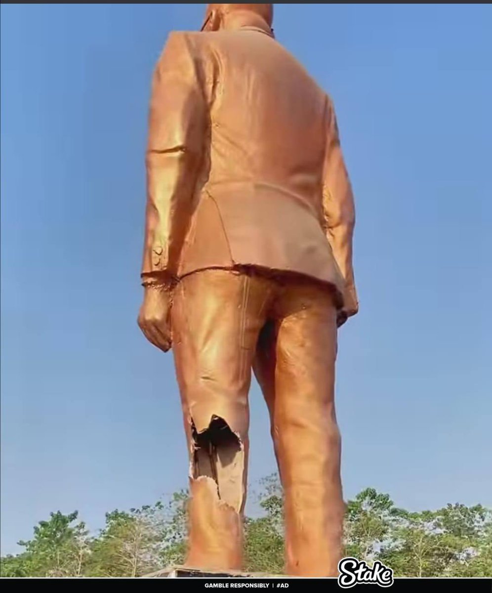 _sneakernyame's tweet photo. A section of President Akufo-Addo’s statue in Sekondi has been vandalized by unknown individuals. https://t.co/zTkOW9NTAQ