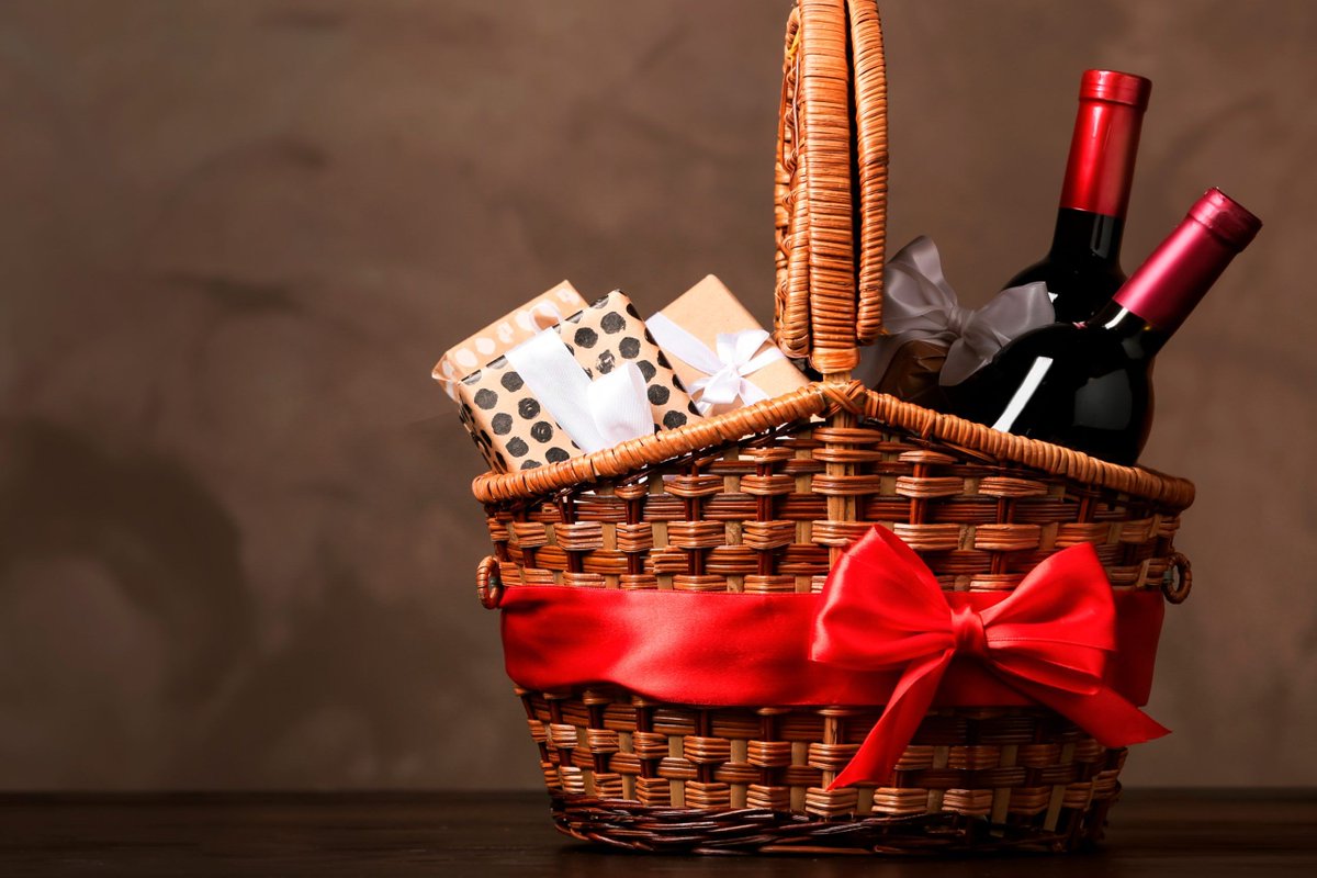 🎁🍇 ¿Cestas navideñas? 🎄 Nosotros te ayudamos a combinarlas con nuestros mejores vinos y delicatessen. Descubre nuestra guía para estas fiestas 👇 buff.ly/3BrKMjb 
#CestasNavideñas #VinosConEstilo #VinícolaDeCastilla