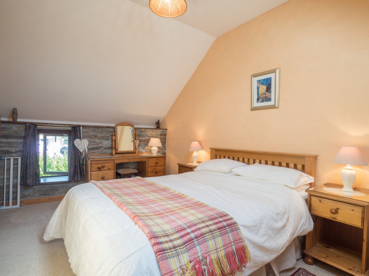 TheHolidayCots's tweet photo. Llantood Farm is a 200-acre working farm in North Pembrokeshire, West Wales. Just 3 miles from Cardigan and the coast.

🛏️ Sleeps 1-4
https://t.co/bcmDqKF1tW

#LlantoodFarmHolidayCottages #Wales #Carningli #FamilyFriendly #PetFriendly #SelfCatering #Holiday https://t.co/uIHrEq6dfi
