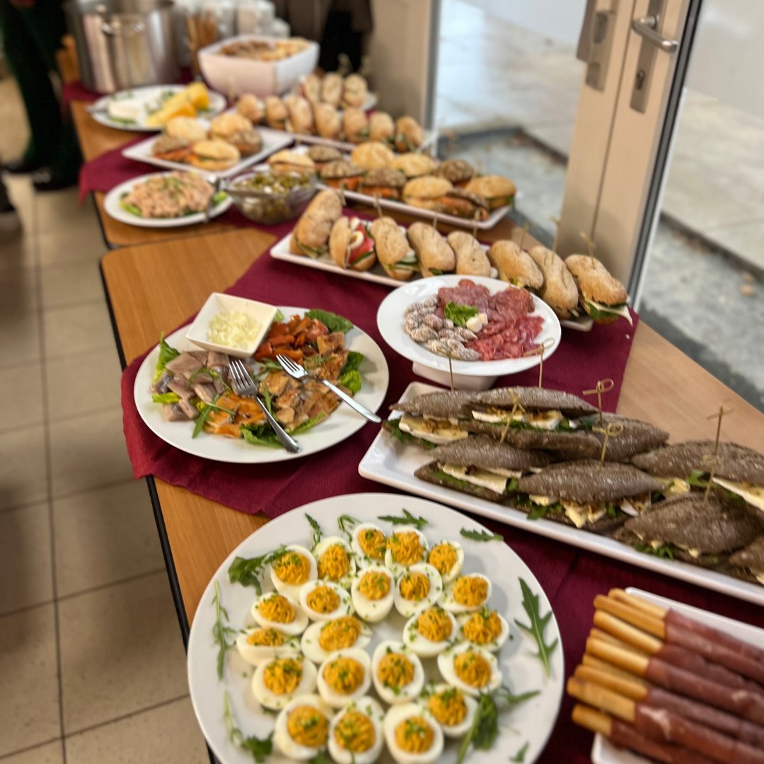 Afgelopen donderdag hebben we afscheid genomen van onze lieve collega's Peter en Tineke 🥲. Zij gaan na de feestdagen verhuizen naar Oostenrijk! 🇦🇹

We wensen jullie heel veel plezier, geluk, avontuur en bovenal Gods zegen in dit nieuwe hoofdstuk samen met jullie jongens!