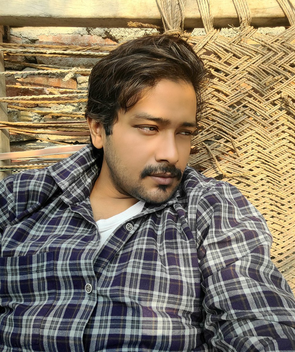 BluffJack's tweet photo. Sun—basking on चारपाई 

#villiagelife #villiage #bundelkhand #UttarPradesh #WINTER #hashtagdesi #desi #sunbath #sunbask #nature #garden #organicfarming #Homegrown #farmfresh #charpai #16December https://t.co/OoghTM4eNs