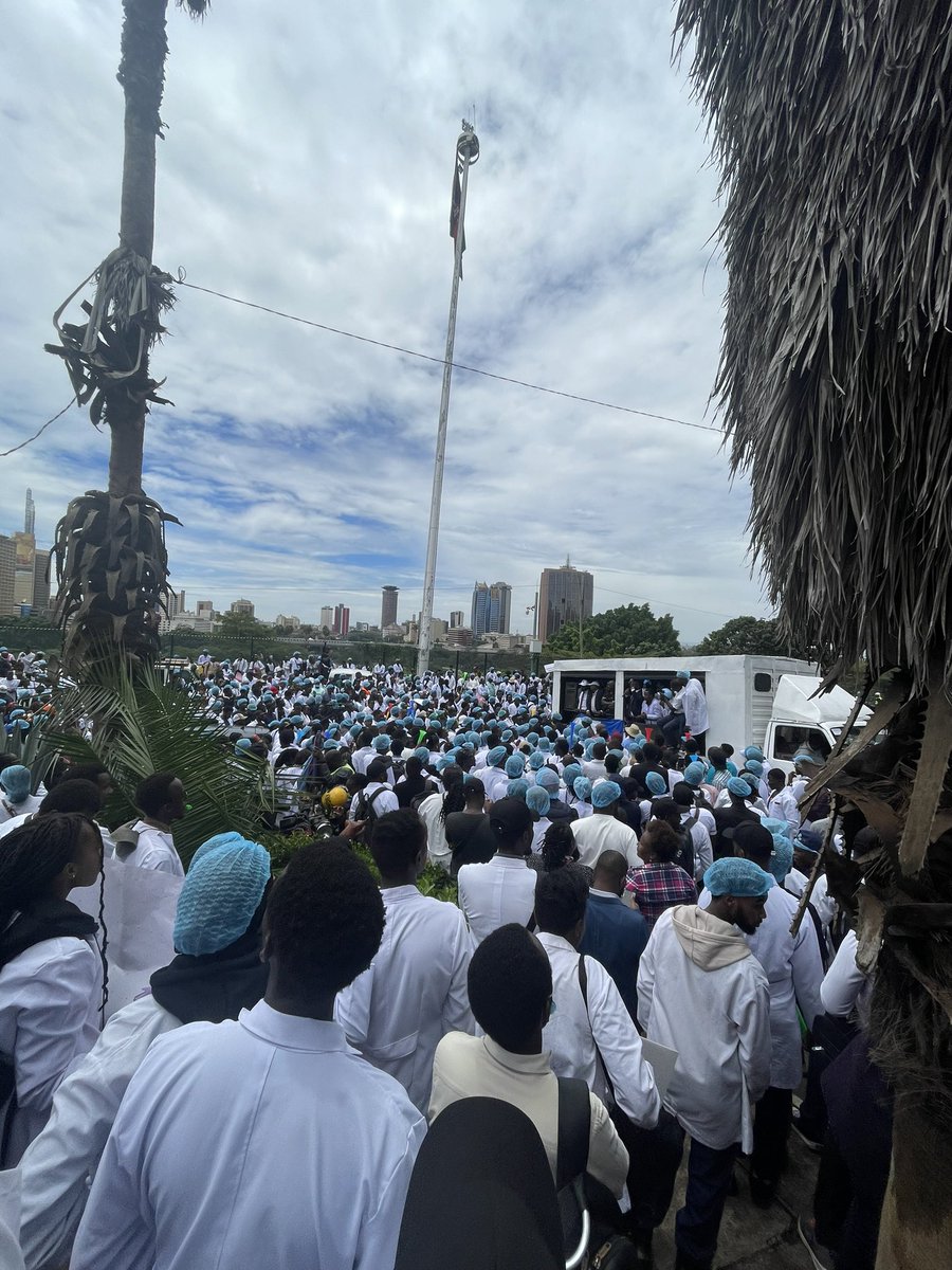 Oyugi_KE's tweet photo. Doctors have turned up in large numbers in calling out a regime that is determined in degrading a profession. @DeboraBarasa @psmuthoni stop playing PR with Kenyans' healthcare. Pay Junior Doctors as per signed CBA
#JusticeForMedics #PayJuniorDoctors #ImplementCBA2017 #CycleOfLies https://t.co/NFpvTIlPNv