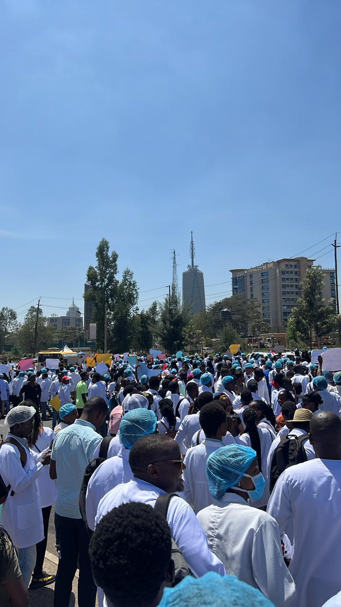 Oyugi_KE's tweet photo. Doctors have turned up in large numbers in calling out a regime that is determined in degrading a profession. @DeboraBarasa @psmuthoni stop playing PR with Kenyans' healthcare. Pay Junior Doctors as per signed CBA
#JusticeForMedics #PayJuniorDoctors #ImplementCBA2017 #CycleOfLies https://t.co/NFpvTIlPNv