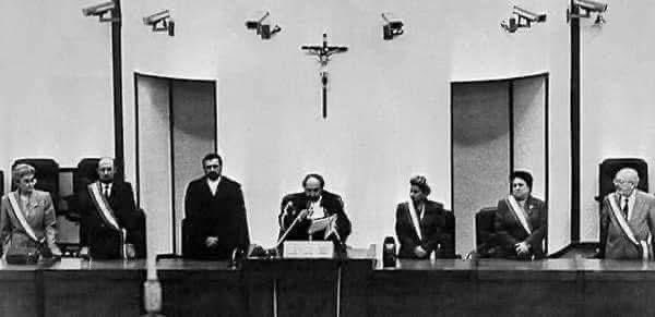 MassimoMartini_'s tweet photo. 16 dicembre 1987, il Presidente della Corte di Assise di Palermo, #AlfonsoGiordano , lesse il dispositivo della sentenza di primo grado del #Maxiprocesso alla #mafia che inflisse 19 ergastoli e 2665 anni di reclusione. I numeri erano impressionanti: mai nella storia si era celebrato un processo con 475 imputati e con centinaia di imputazioni. Con quel processo venne dimostrato, per la prima volta, l’esistenza di Cosa nostra. In pochissimi credevano si potesse infliggere un colpo così grande e decisivo all’immagine di quegli “uomini d’onore” che si sentivano intoccabili; in pochissimi avrebbero scommesso sul fatto che il maxiprocesso – tra mille difficoltà e altrettanti rischi – sarebbe giunto fino all’ultimo grado di giudizio. Sembrava impossibile, invece successe e da allora cambiò tutto.