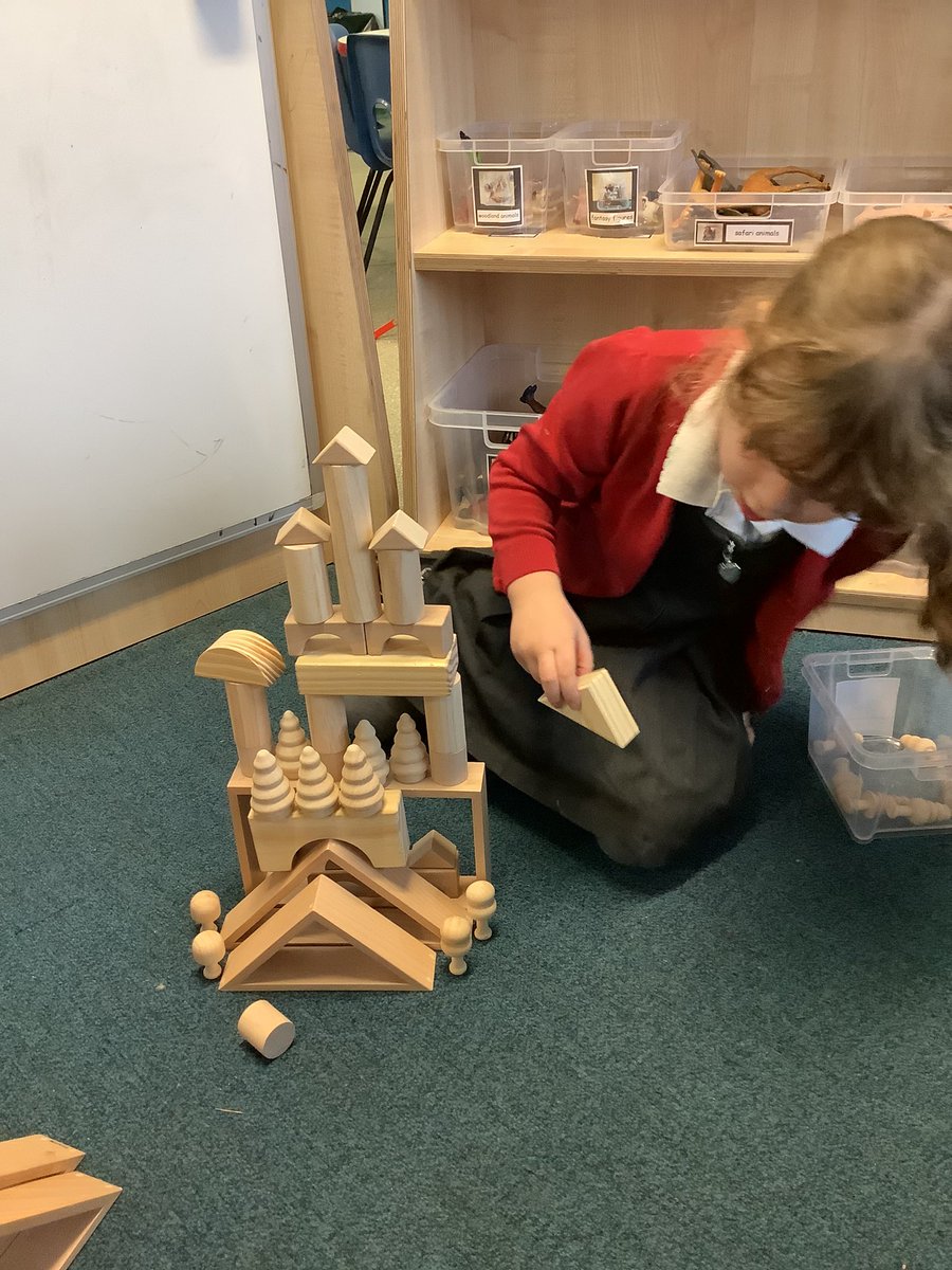 RECEPTIONOPS's tweet image. Fabulous castle creations today in our small block area #designandtechnology #eyfs
