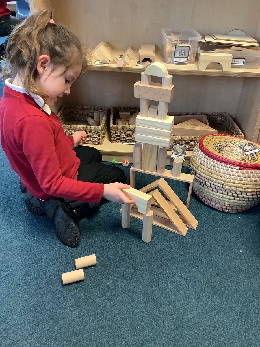 RECEPTIONOPS's tweet image. Fabulous castle creations today in our small block area #designandtechnology #eyfs