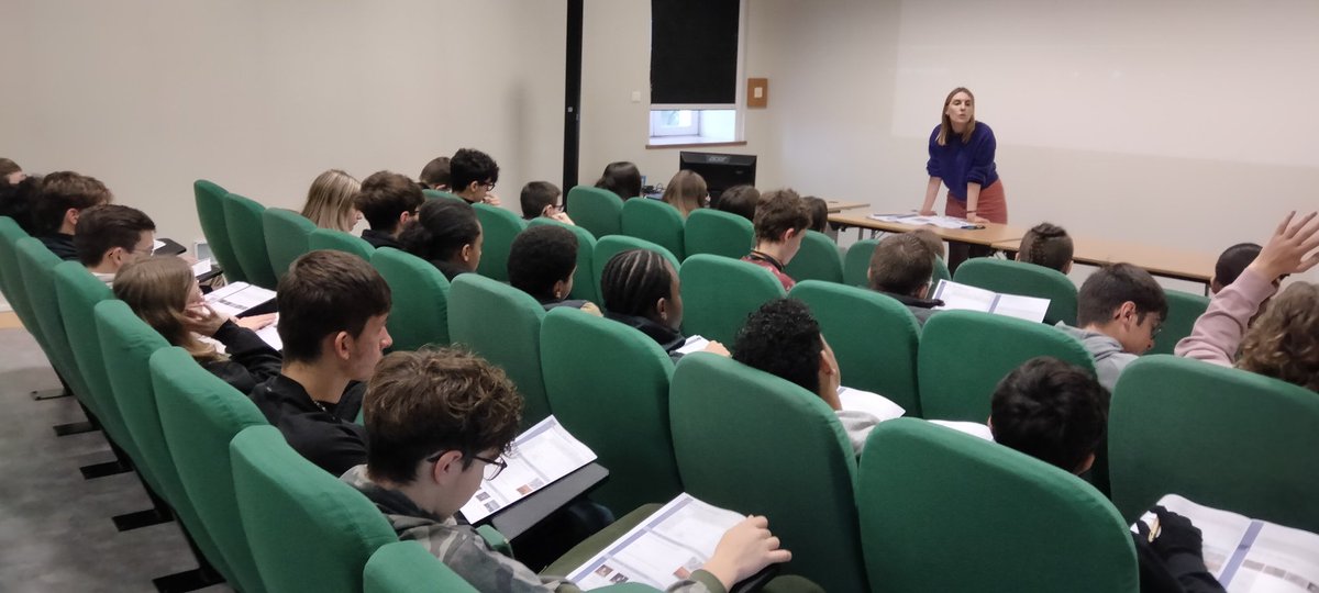 LabbeAdeline's tweet image. Matinée au Centre régional résistance et liberté pour les élèves de 2nde 1 et 6 de @JMThouars 
📝Des ateliers sur l&apos;engagement, les libertés et les dessins animés de propagande. 
@acpoitiers 
#engagement
#jeunesseengagée