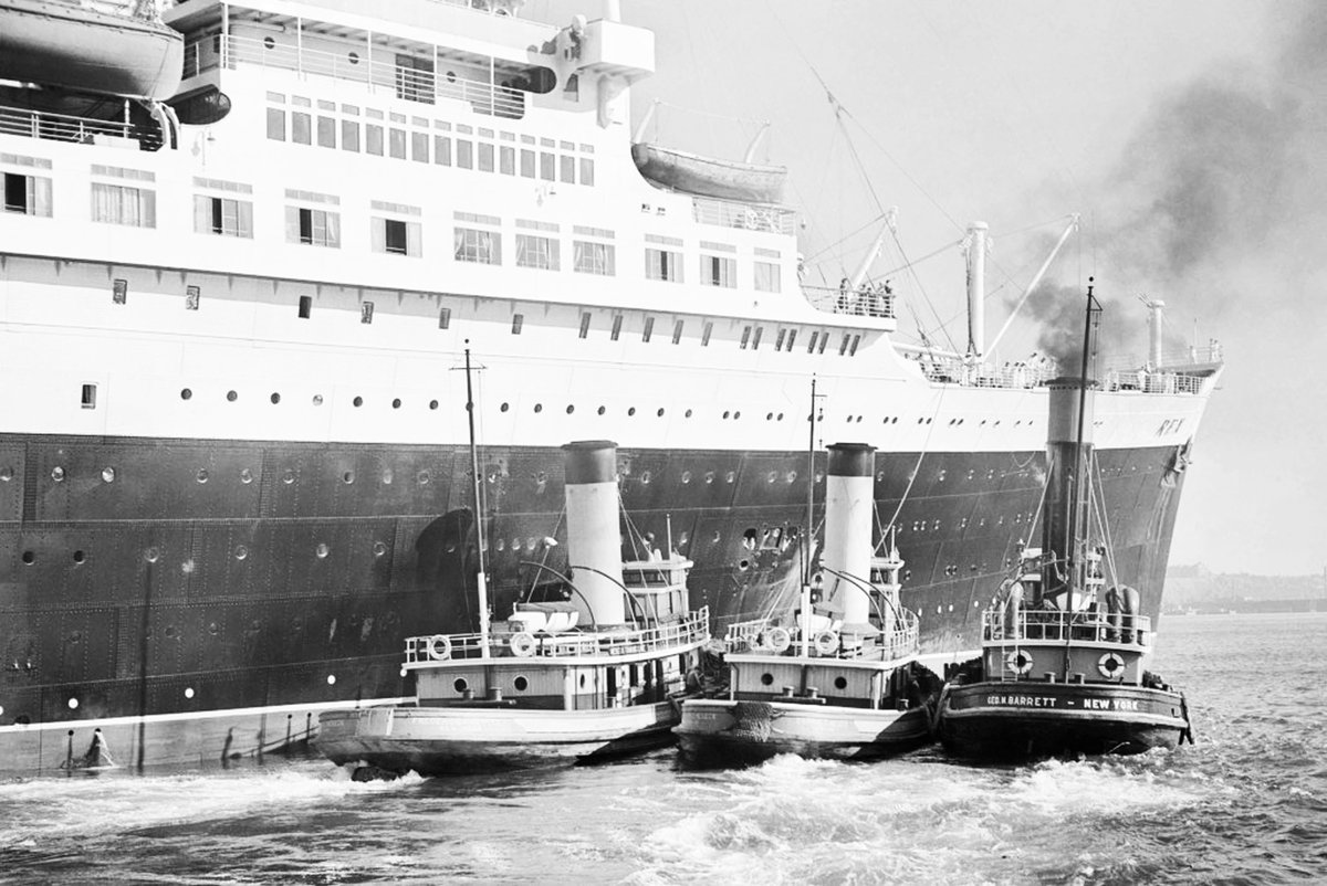 VicAlbert11's tweet image. Navigazione Gernerale Italiana 51,062 grt liner SS Rex (G. Ansaldo &amp;amp; Co, 1931) being docked in New York by three tugs in 1939. She held the Blue Riband 1933-35, and recorded the highest average speed in regular North Atlantic service. 📷André Kertész.