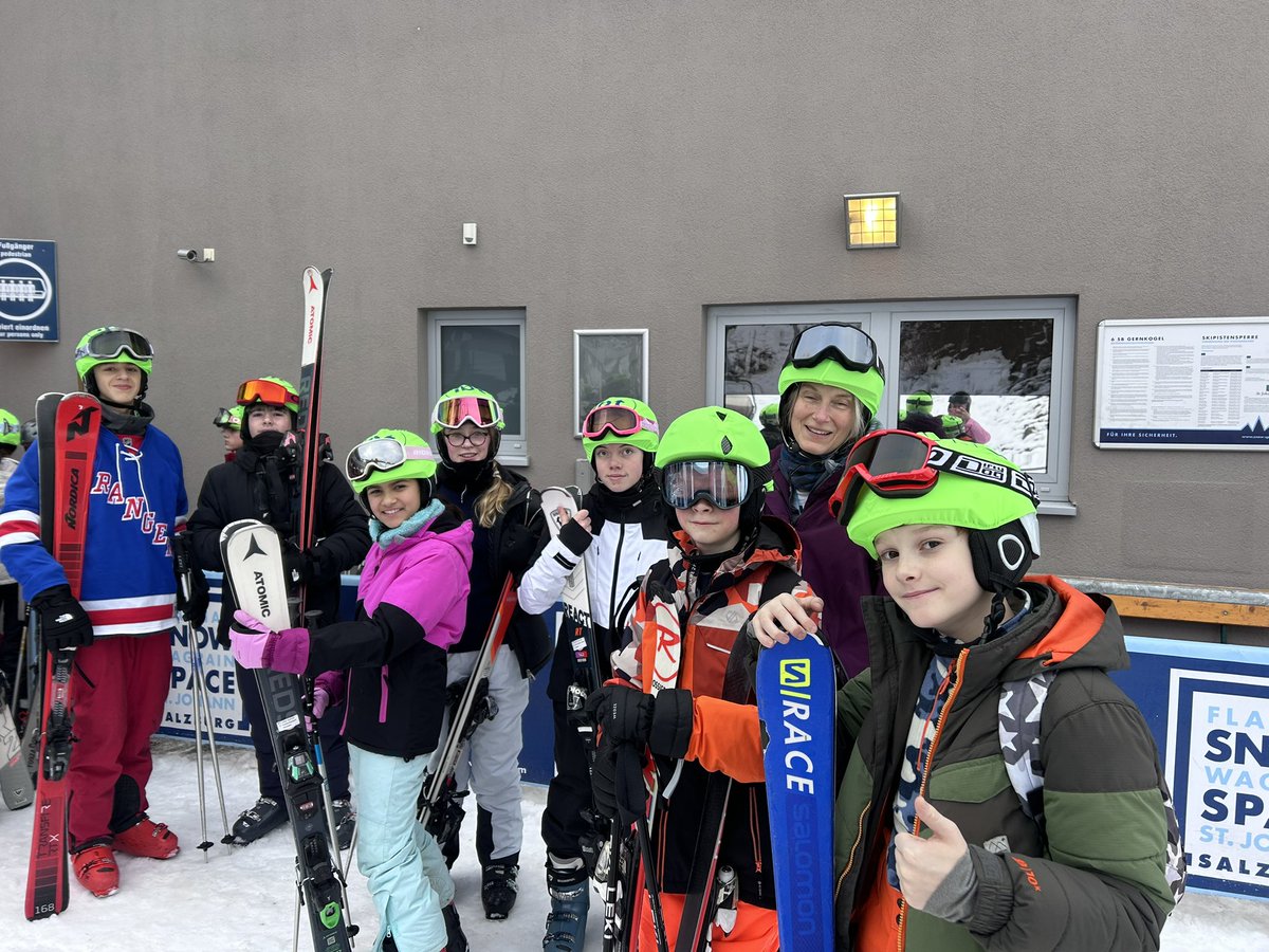 LeysSportsTour's tweet photo. Fantastic morning skiing. Dr Howe back on the slopes ⛷️ https://t.co/Eou9vaiTkY