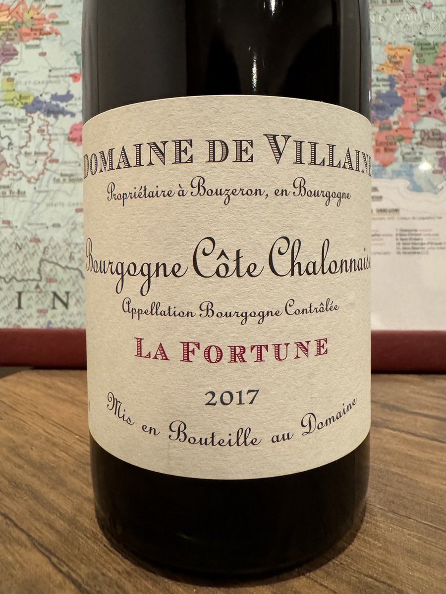 ドメーヌ ド ヴィレーヌはラフォーチューン、2017とちょこっと寝かしたやつです❗️シャロネーズらしくふくよかだけど、しっかりきちっとさもありつつ少し感じる熟成感❗️色々楽しいウマシ‼️
#ドヴィレーヌ　#ブルゴーニュ　#コートシャロネーズ