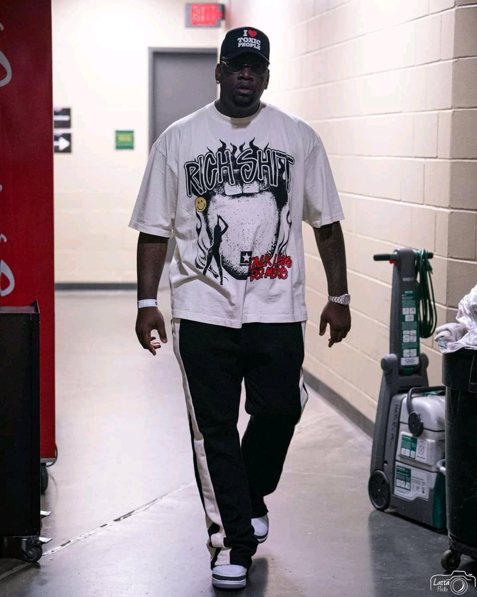 joy_zelda's tweet image. His name is Jermaine DJ Fresh Tandy His a Living Legend Retweet if you agree He's a Legend 

Chris Brown