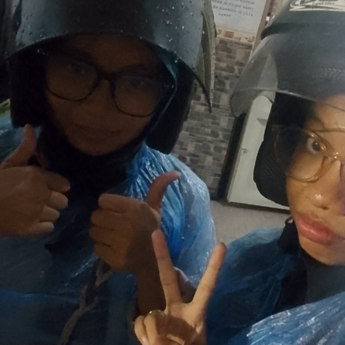 zeunooia's tweet photo. Pov: rela menyusuri sby timur-barat, menerjang hujan, hingga membelah malam, demi belajar big data bersama teman
In frame @guorbachev 

#24komorilkomupnvjt #24komor_d https://t.co/570p1yhmjv