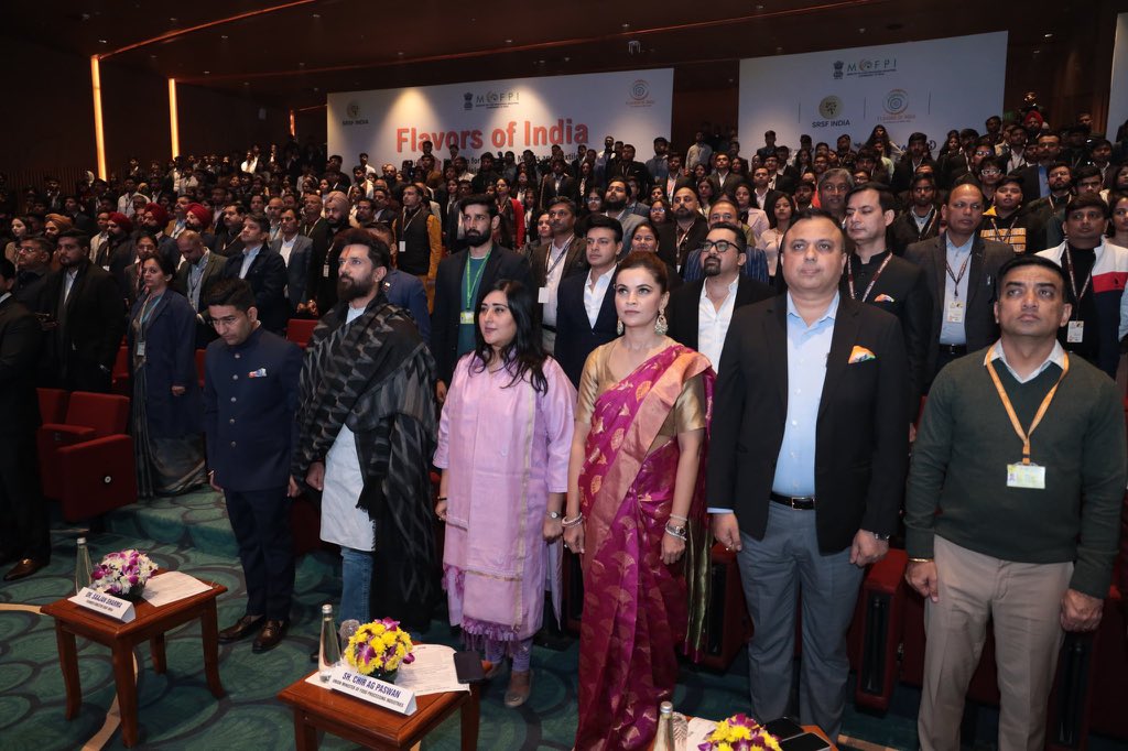 BansuriSwaraj's tweet photo. आज भारत मंडपम में आयोजित फ़्लेवर्स ऑफ़ इंडिया कार्यक्रम में माननीय खाद्य प्रसंस्करण उद्योग मंत्री श्री @iChiragPaswan जी की गरिमामयी उपस्थिति में सम्मिलित हुई एवं भारतीय खाद्य उद्योग में सततता पर चर्चा की।

भारत के पारंपरिक खाद्य उपभोग पैटर्न न केवल पोषण और स्वास्थ्य को बढ़ावा देते हैं, बल्कि पर्यावरण के प्रति हमारी जिम्मेदारी का भी परिचय देते हैं। यह दृष्टिकोण भारतीय खाद्य उद्योग को वैश्विक मंच पर विशेष पहचान दिलाता है।

कार्यक्रम के सफल आयोजन पर भाजपा के राष्ट्रीय प्रवक्ता श्री @Shehzad_Ind जी को बधाई।

#FlavorsOfIndia 
@BJP4India @BJP4Delhi