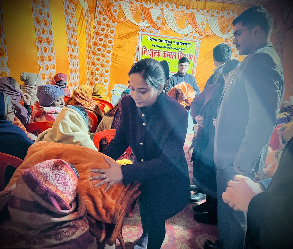 _jyotiaggarwal's tweet photo. वार्ड 46 में स्थित निर्माण कुष्ठ आश्रम में जिला प्रशासन द्वारा निःशुल्क कंबल वितरण कार्यक्रम में सहभागिता रही￼॥
इस अवसर पर जिलाधिकारी महोदया को निर्माण कुष्ठ आश्रम से सम्बंधित समस्याओं से अवगत कराकर जल्द से जल्द निस्तारण हेतु निवेदन किया॥ https://t.co/fwTQrRXapn