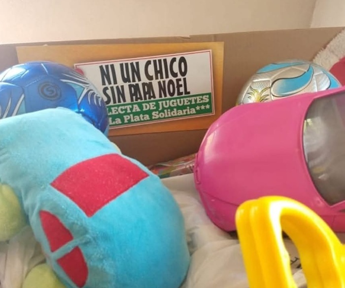 impulsobaires's tweet photo. Última semana para sumarse a la histórica colecta de Navidad: "Ni un chico sin Papá Noel"
La colecta de juguetes para Navidad cumple su vigésima quinta edición. Organizada por La Plata Solidaria, lo recolectado será repartido a niñas y niños de comedores y merenderos del Gran La Plata, Berisso y Ensenada.

https://t.co/aHBk3q6lzD