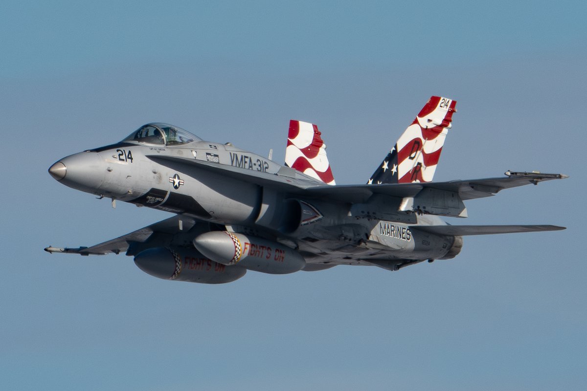 nantoka_1983's tweet photo. 2024.12.15　#三沢基地
USAF VMFA-312 F/A-18C
不思議なタンク配置で岩国へお帰りの色付き https://t.co/fpYfptKGyN