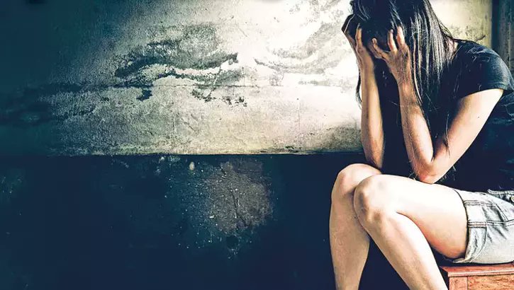 ⚠️ OKURKEN KANINIZ DONACAK!

Eski sevgilisinin çıplak fotoğraflarla şantaj yaptığı, evde defalarca dövüp tecavüz ettiği, intihara zorladığı genç kıza, sanığın kadın avukatı, “Dışarıya rahat çıktığını söylüyorsun. Öyleyse çıplak fotoğraflarının ailene gönderilmesi neden seni