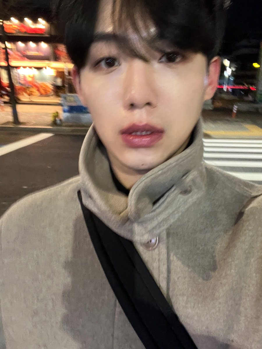 GOM_CHIII's tweet photo. 예쁜 사진 주고는 치킨 뜯으러 간 정하 https://t.co/ermJHbG8y9