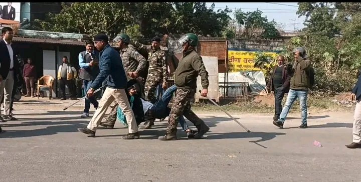 JairamTiger's tweet photo. #cancel_jssc_cgl को लेकर शांतिपूर्वक आगे बढ़ रहे छात्रों पर लाठीचार्ज का घोर निंदा करते है,
हमारे देवेंद्रनाथ दा समेत कई छात्रों को काफी चोट लगी है
राज्य में लोकतंत्र का गला घोंटा जा रहा है। अफसरशाही पूरे चरम पर है. लगातार छात्रों के भविष्य के साथ खिलवाड़ हो रहा है.
लड़ाई जारी है https://t.co/nBwaJqpEVj
