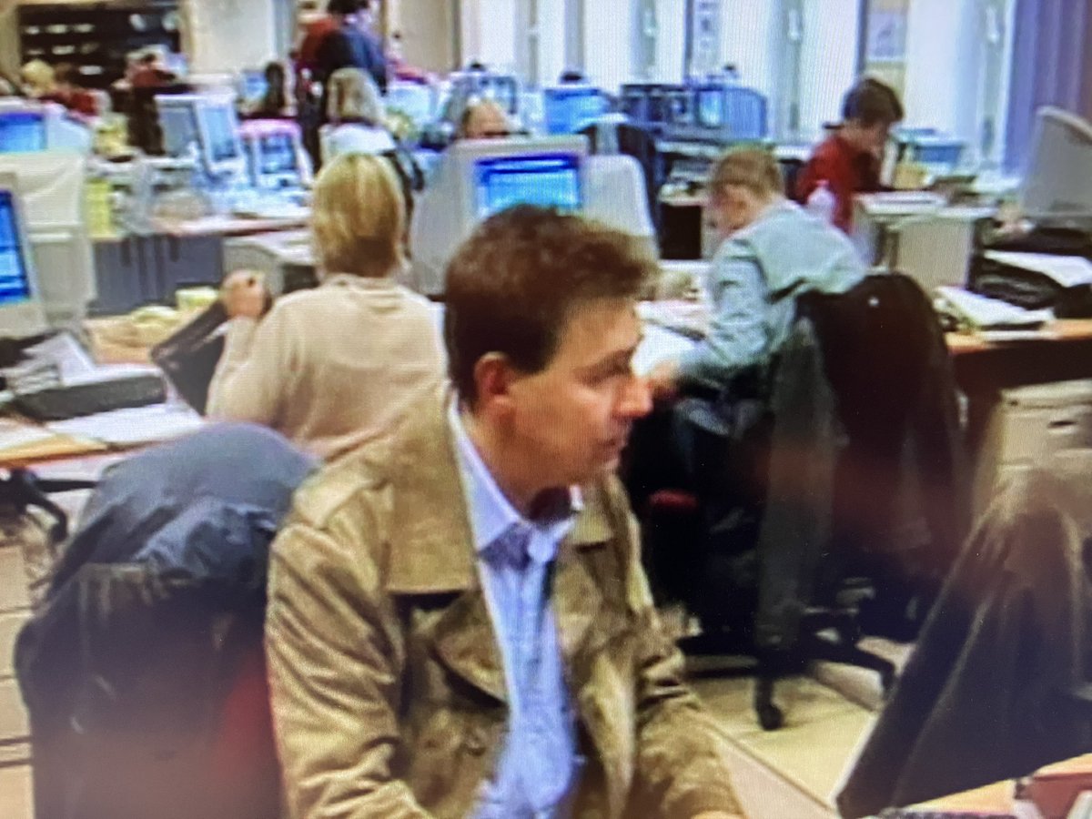 Bart Verhulst 🤓 (@bartverhulstvrt) on Twitter photo Belangrijke les van <a href="/RudiVranckx/">Rudi Vranckx</a> in #ciaorudi: “met middelmaat bereik je niks”. (Hier op onze oude journaal redactie, met in de achtergrond 🙋♂️ op de foto naast <a href="/GoedeleDevroy/">Goedele Devroy</a>, toen nog samen op de buitenlandredactie) Belangrijke les van <a href="/RudiVranckx/">Rudi Vranckx</a> in #ciaorudi: “met middelmaat bereik je niks”. (Hier op onze oude journaal redactie, met in de achtergrond 🙋♂️ op de foto naast <a href="/GoedeleDevroy/">Goedele Devroy</a>, toen nog samen op de buitenlandredactie)