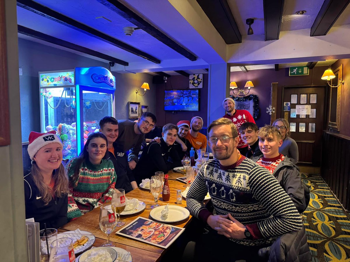 Kixx Sheffield team enjoying a festive lunch together after coaching their Kixx sessions over the weekend 🫶🏻🙌🏼🎅

#TeamOrange