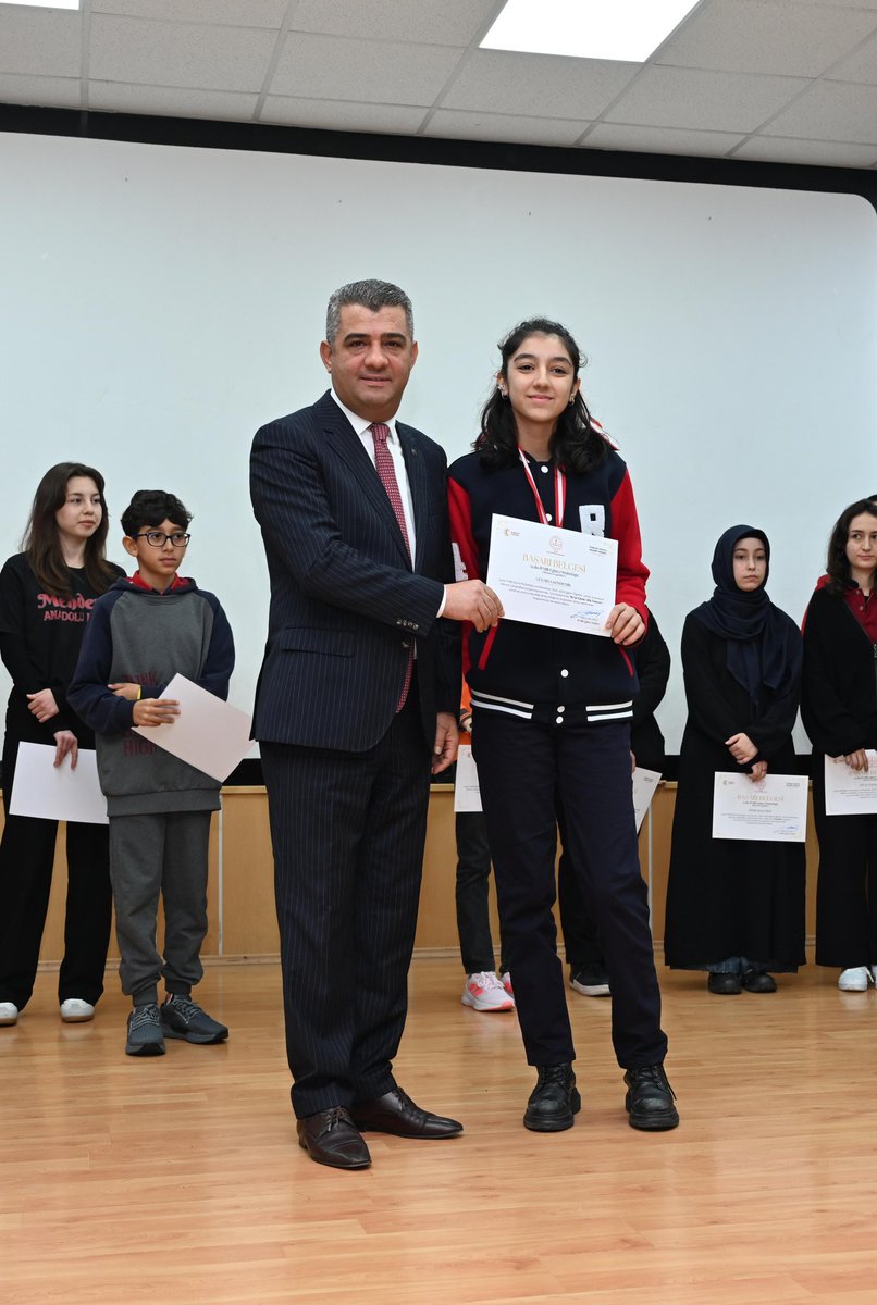 Aydin_MEM's tweet photo. 🏅Müdürümüz @ekicis20, “#DilimizinZenginlikleri” projesi kapsamındaki yarışmalarda dereceye giren öğrencilerimiz için düzenlenen ödül törenine katıldı. 

Türkçemizin zenginliklerini keşfeden ve yeteneklerini ortaya koyan öğrencilerimizi tebrik eden Müdürümüz, bu tür etkinliklerin gençlerimizin dil bilincini artırma ve kültürümüzü yaşatmada önemli bir rol oynadığını vurguladı.

Müdür EKİCİ: “Türkiye Yüzyılı Maarif Modeli ile başarılarımızı geleceğe taşımaya devam ediyoruz.”

@tcmeb @ekicis20