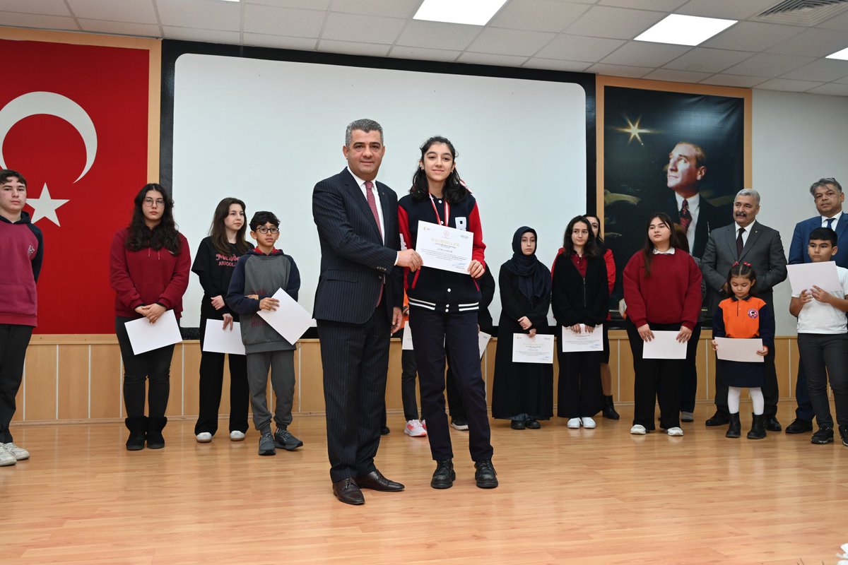 Aydin_MEM's tweet photo. 🏅Müdürümüz @ekicis20, “#DilimizinZenginlikleri” projesi kapsamındaki yarışmalarda dereceye giren öğrencilerimiz için düzenlenen ödül törenine katıldı. 

Türkçemizin zenginliklerini keşfeden ve yeteneklerini ortaya koyan öğrencilerimizi tebrik eden Müdürümüz, bu tür etkinliklerin gençlerimizin dil bilincini artırma ve kültürümüzü yaşatmada önemli bir rol oynadığını vurguladı.

Müdür EKİCİ: “Türkiye Yüzyılı Maarif Modeli ile başarılarımızı geleceğe taşımaya devam ediyoruz.”

@tcmeb @ekicis20