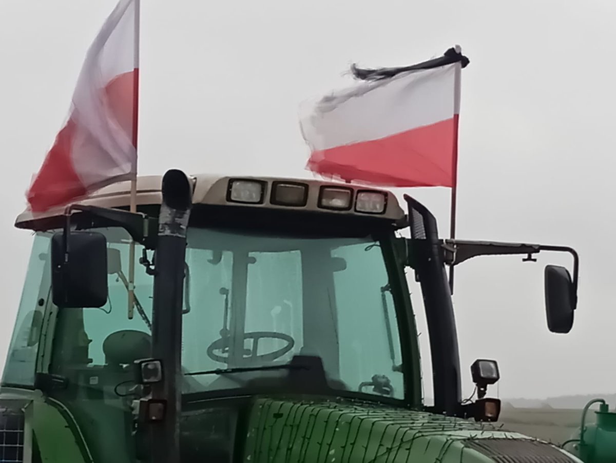 Dziś o 12:00 żegnamy Michała, młodego rolnika (25 l.), który brał udział w wiosennych protestach. 
Łączymy się w modlitwie z jego rodziną i prosimy o wspomnienie go w modlitwie.