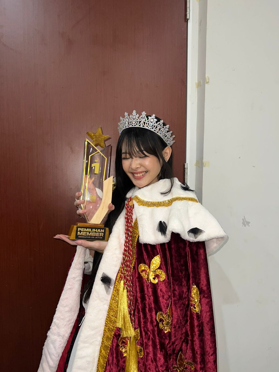 F_FeniJKT48's tweet photo. Cheers to fenidelity,  feni oshi and J attack!!! 👑 https://t.co/abtQNMG3Md