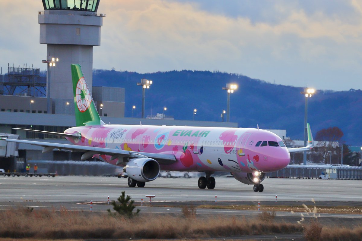 run474's tweet photo. #エバー航空
#pinkyjet
#ハローキティジェット
2024.12.14撮影
仙台国際空港RWY27エンド https://t.co/nNFKKUZ7M9