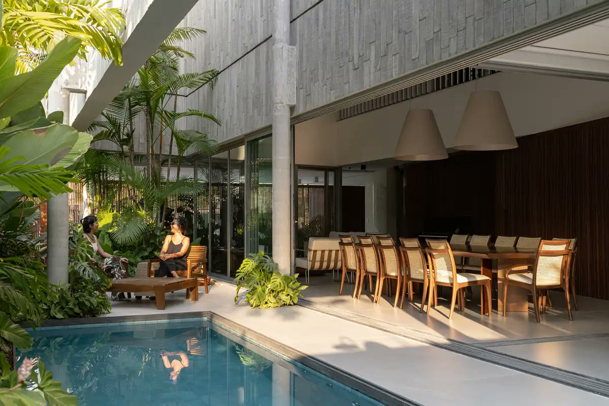 Casa da Sombra, Brazil, by Laurent Troost Architectures, showcases a solution to the needs of the client, who suffers from photophobia

e-architect.com/brazil/shade-h…

#shadehouse #brazil #architectures #photophobia #architecture