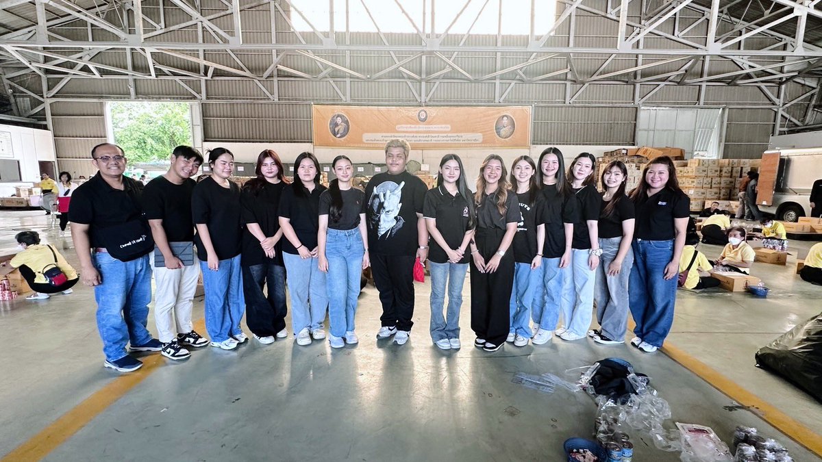 CLSIRSU's tweet photo. 📍วันนี้ (16ธันวาคม67) อาจารย์และนักศึกษาวิทยาลัยผ��้นำและนวัตกรรมสังคม มหาวิทยาลัยรังสิต จำนวน 20คน ร่วมเป็นจิตอาสาจัดถุงยังชีพฯของมูลนิธิเพื่อนพึ่ง (ภา) ยามยากฯ  เพื่อช่วยเหลือผู้ประสบอุทกภัยทางภาคใต้ ถุงส้ม-ม่วง 20,000 ถุง ถุงพระ 1,000 ถุง ตั้งแต่เวลา 8.30-16.30 น. ณ กองการบิน https://t.co/njKhX3V64k