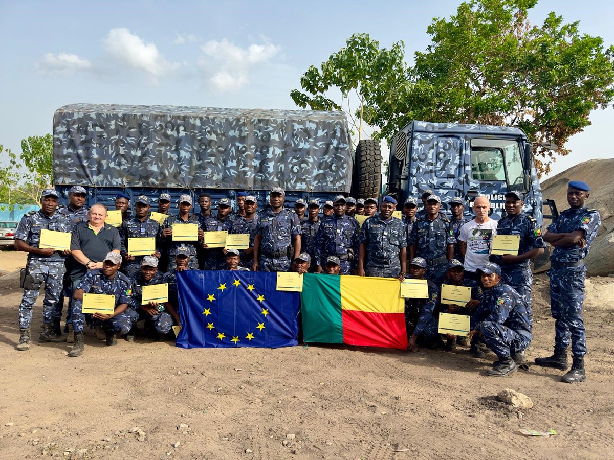 EUSec_Defence's tweet photo. 🇪🇺EU Security &amp; Defence Initiative for the Gulf of Guinea, 1 year on!

➡️+1,400 officers trained in IED awareness, crime scene management &amp; more
➡️EUR 2.1 M committed for critical equipment

Together with #CôtedIvoire, #Ghana &amp; #Benin, we partner to strengthen security in #GoG! https://t.co/exiEHA40Y6