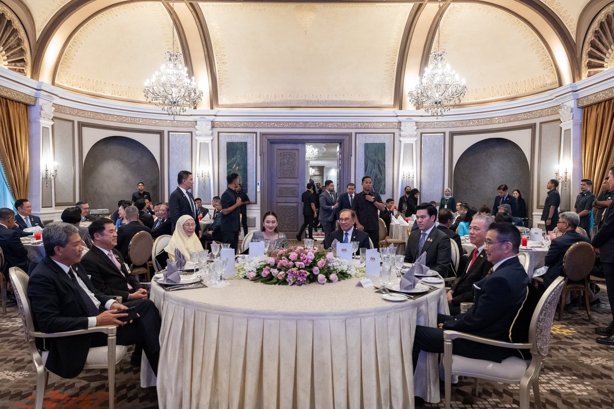 Usai sidang media bersama, saya dan Perdana Menteri Thailand Paetongtarn Shinawatra terus ke Seri Perdana untuk makan tengah hari bersama-sama delegasi sambil dijamu lauk-pauk tempatan selain seni persembahan kebudayaan.

Ruang santai ini digunakan untuk bertukar pandangan