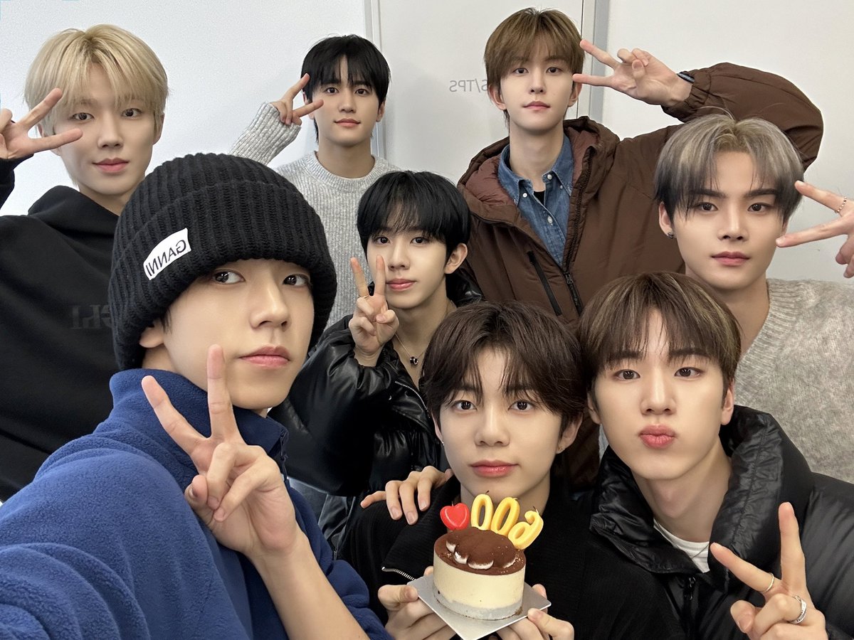 8TURN Members tweet media