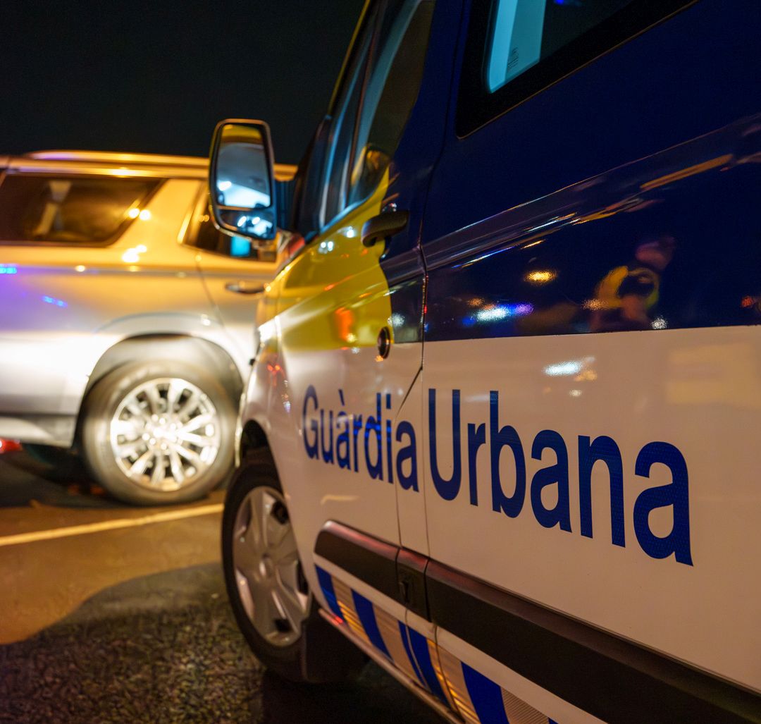 GUBBarcelona's tweet image. 🚔🚘 Aquesta nit, una patrulla ha localitzat al #Clot un vehicle reclamat per sostracció i donat de baixa. Mentre feien les comprovacions, ha arribat el conductor, que ha estat detingut 🔗. El vehicle s'ha traslladat al dipòsit, a disposició del propietari.
#gubSMI @Bcn_SantMarti