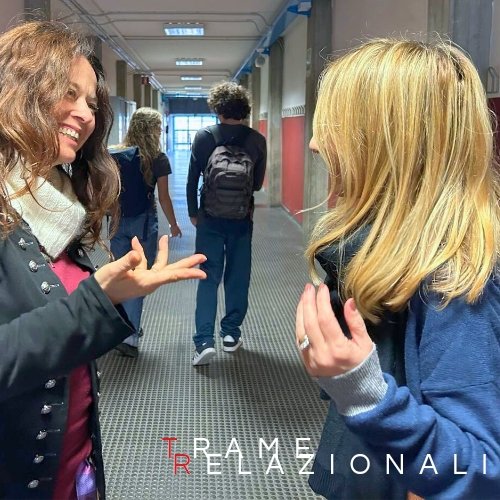 Viaggio alla scoperta di #TrameRelazionali 

SCUOLA CHIAMA MONDO 

Pogetto focalizzato sul potenziare le relazioni familiari con un percorso per i genitori che desiderano navigare efficacemente nel loro ruolo di mediatori tra il mondo esterno e il mondo interiore dei propri figli