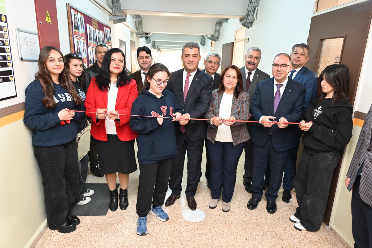 Aydin_MEM's tweet photo. 🔹️Müdürümüz @ekicis20, “#DilimizinZenginlikleri” projesi kapsamında düzenlenen sergiyi ziyaret etti.

Türkçemizin kültürel zenginliklerini yansıtan eserler ve dilimizin derinliklerini gözler önüne seren çalışmalar büyük ilgi gördü.

Müdür EKİCİ: “Sergide emeği geçen tüm öğretmen ve öğrencilerimize teşekkür ediyoruz.”

@tcmeb @ekicis20