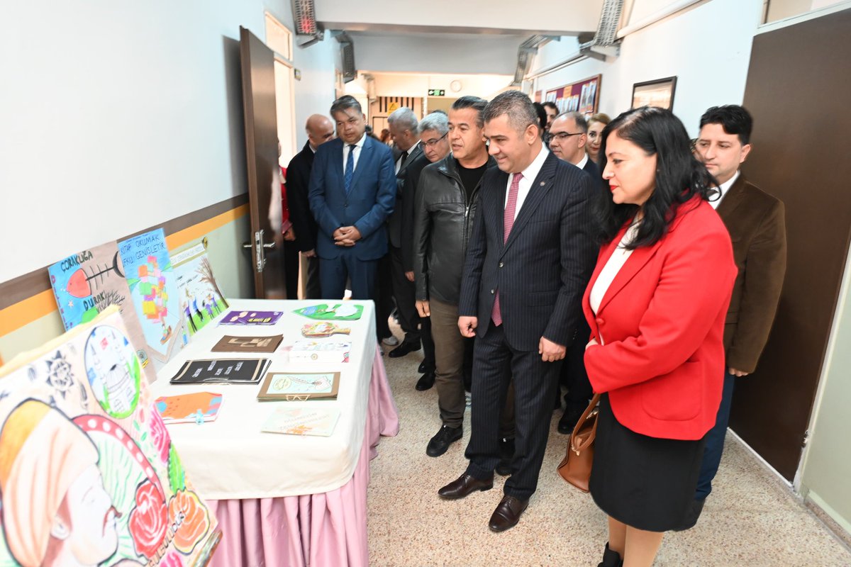 Aydin_MEM's tweet photo. 🔹️Müdürümüz @ekicis20, “#DilimizinZenginlikleri” projesi kapsamında düzenlenen sergiyi ziyaret etti.

Türkçemizin kültürel zenginliklerini yansıtan eserler ve dilimizin derinliklerini gözler önüne seren çalışmalar büyük ilgi gördü.

Müdür EKİCİ: “Sergide emeği geçen tüm öğretmen ve öğrencilerimize teşekkür ediyoruz.”

@tcmeb @ekicis20