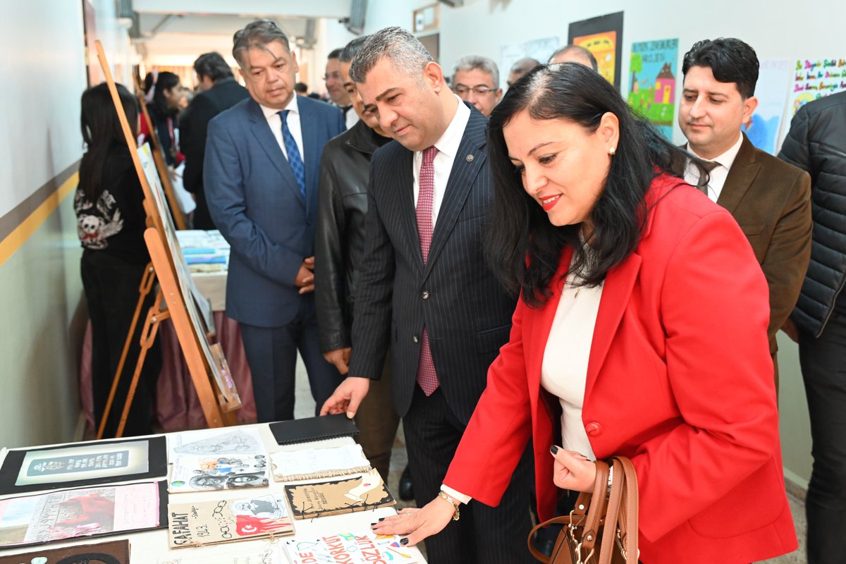 Aydin_MEM's tweet photo. 🔹️Müdürümüz @ekicis20, “#DilimizinZenginlikleri” projesi kapsamında düzenlenen sergiyi ziyaret etti.

Türkçemizin kültürel zenginliklerini yansıtan eserler ve dilimizin derinliklerini gözler önüne seren çalışmalar büyük ilgi gördü.

Müdür EKİCİ: “Sergide emeği geçen tüm öğretmen ve öğrencilerimize teşekkür ediyoruz.”

@tcmeb @ekicis20