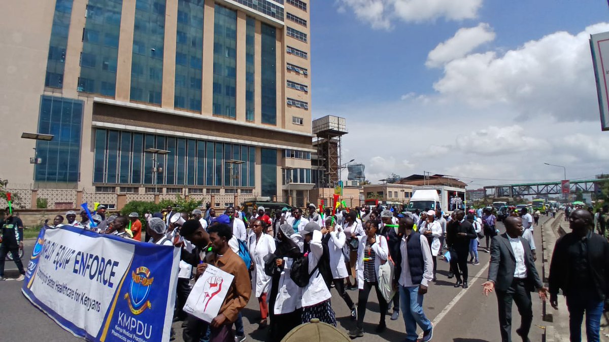 M_rashid_MD's tweet photo. Doctors are in the streets instead of Attending to their Patients and help save countless lives because the government decided only doctors should start living within their "peanuts" means
We reject those Peanuts.
#JusticeForMedics #PayJuniorDoctors #ImplementCBA2017 #CycleOfLies https://t.co/9IndSpZdQa