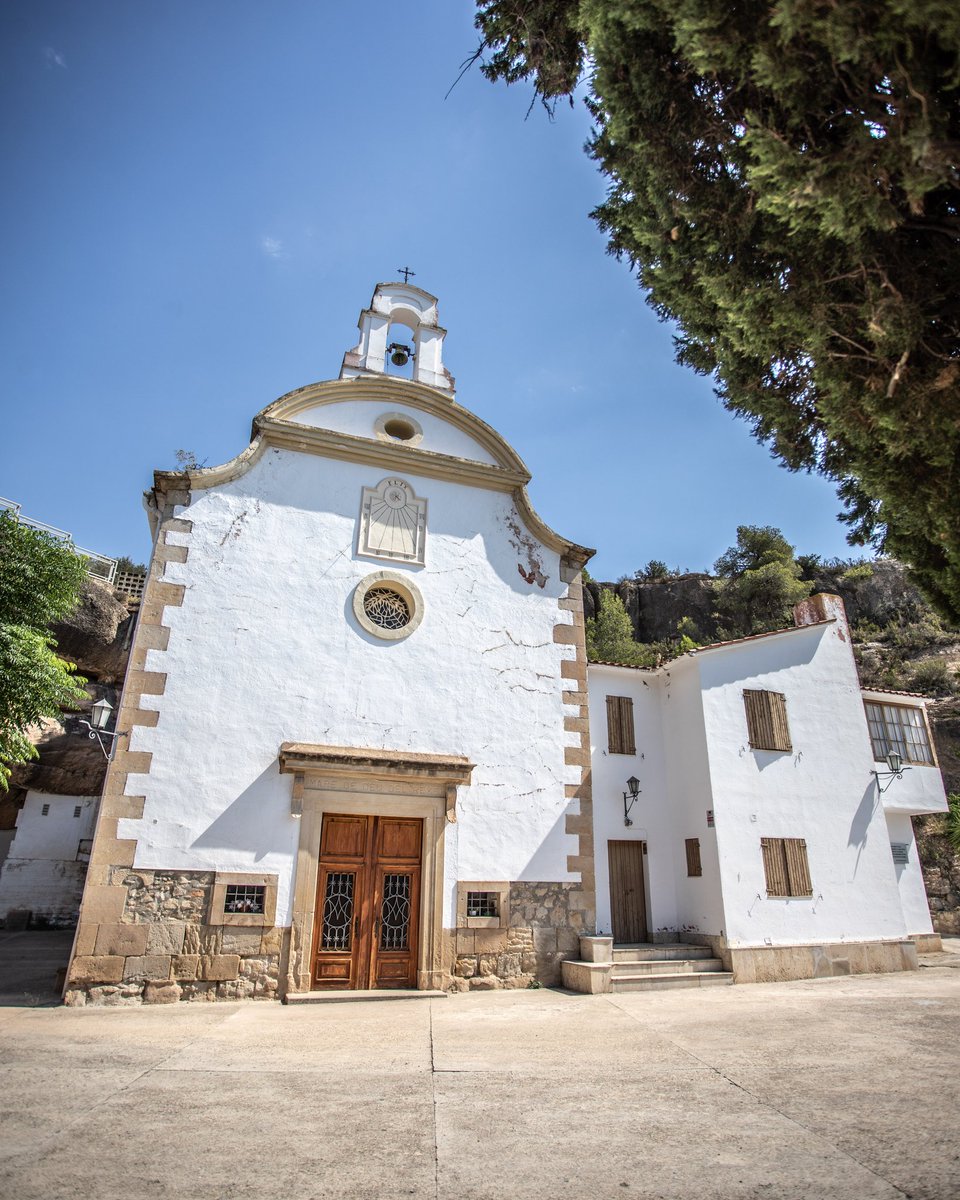 ⛪️ Mireu com n’és de bonica l’ermita del Remei de Flix.