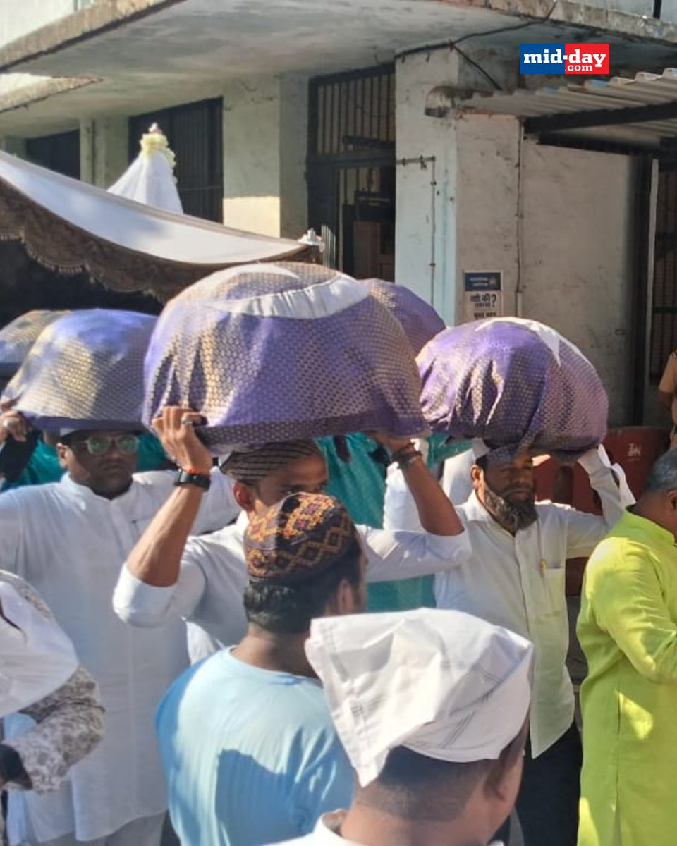mid_day's tweet photo. The Mahim Police became the first to pay their respects at the Dargah, offering the first "chaadar" today.
By: Sayyed Sameer Abedi
#mahimpolice #mahim #mumbai #dargah https://t.co/CniFq5XQYg