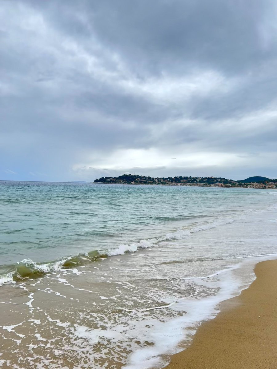 Une balade en bord de mer sous un ciel couvert 🍃