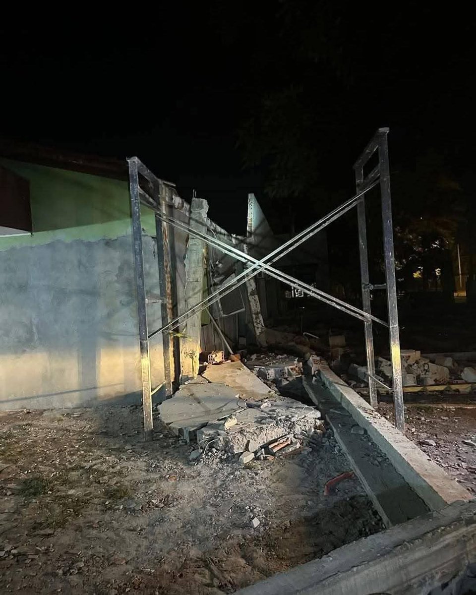 jfergo86's tweet photo. Se derrumba Centro de Salud recién inaugurado en San Alberto.
La estructura construida con una inversión aproximada de 500millones Gs habría sido realizada con materiales de baja calidad. https://t.co/j4EnH3F4s2