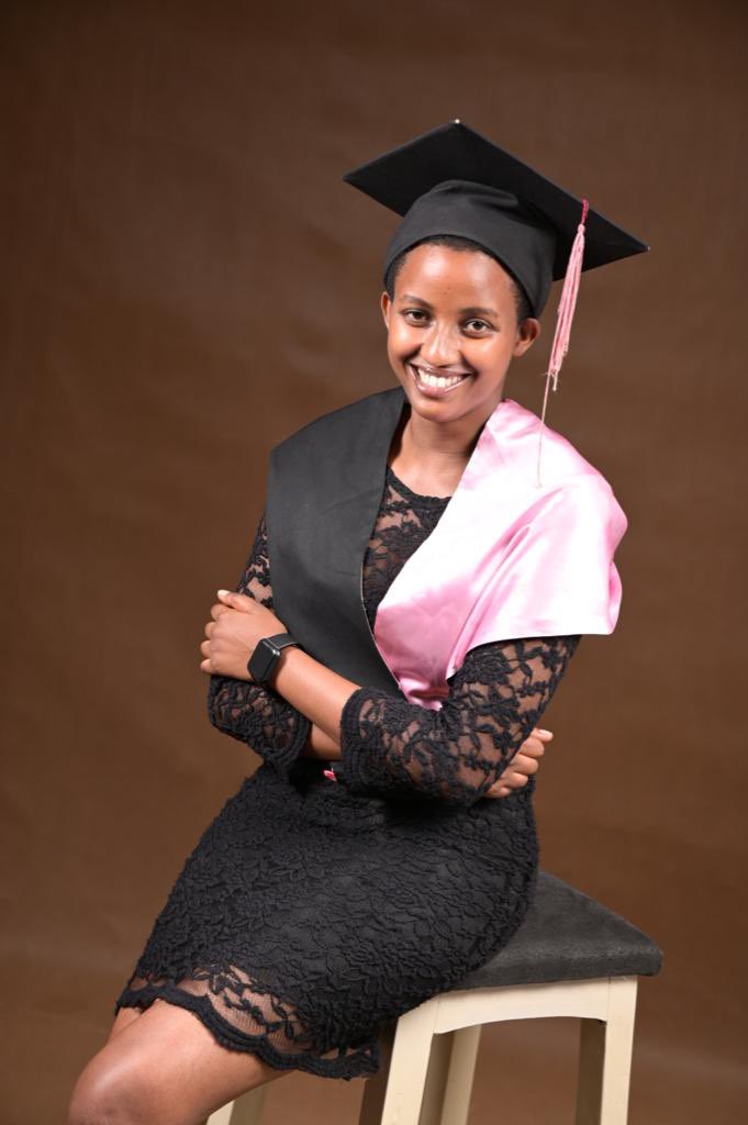 Uwimpuhwevava's tweet photo. Recently I graduated with a Master’s in Development study 📚.

2022 : Bachelor of International Relations.    

20 24 : Masters of Development study 

#Congratulations to Me 🤣🤣 https://t.co/qtsYmm2euf