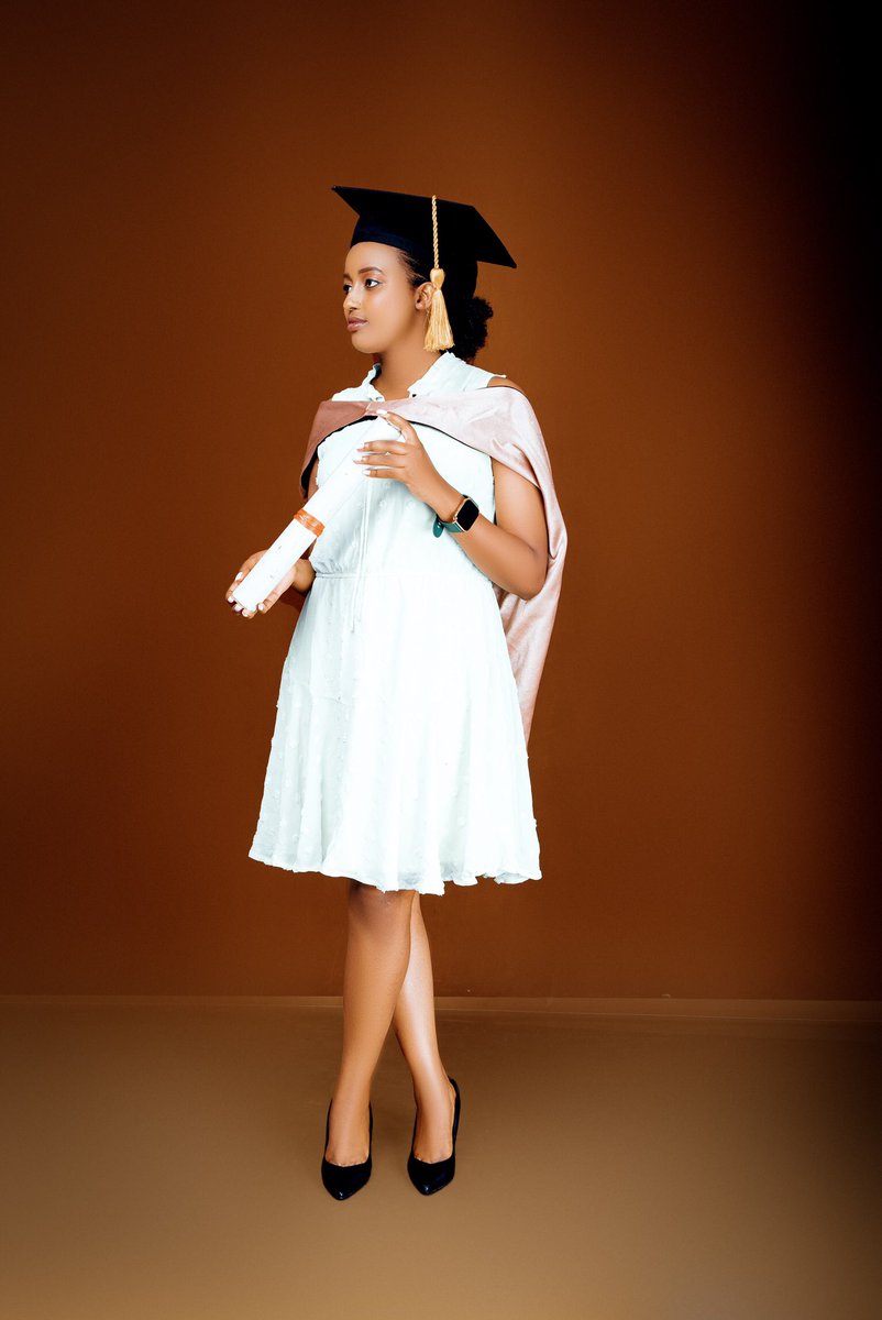 Uwimpuhwevava's tweet photo. Recently I graduated with a Master’s in Development study 📚.

2022 : Bachelor of International Relations.    

20 24 : Masters of Development study 

#Congratulations to Me 🤣🤣 https://t.co/qtsYmm2euf