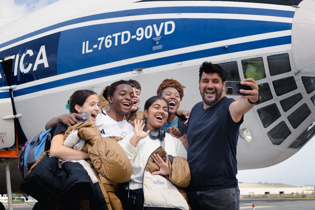 Students in Antarctica tweet media