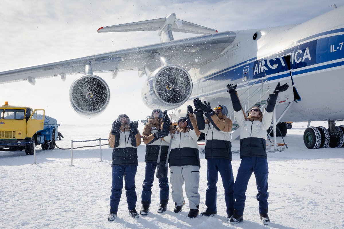 Students in Antarctica tweet media